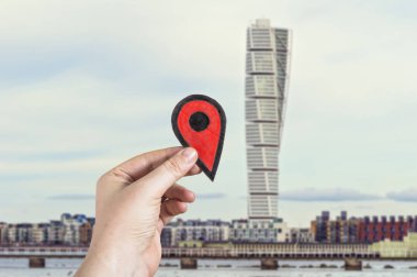 Malmö, İsveç - 12 Mart. 2017. Malmo, İsveç'te ünlü Turning Torso önünde kırmızı bir marker ile genç beyaz adamın elini Closeup