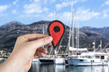 Yelkenli Harbor kırmızı bir marker ile genç bir adamın elini. Su taşıma, yaz aylarında tatil ve lüks yaşam tarzı.