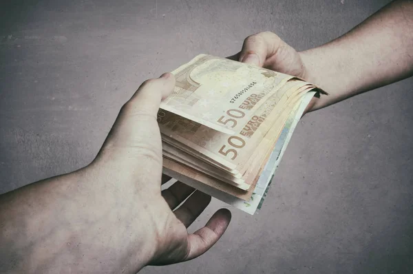 金銭の貸付け ユーロ紙幣のお金 ローン 贈収賄と汚職の概念のスタックを貸す銀行の役員 — ストック写真