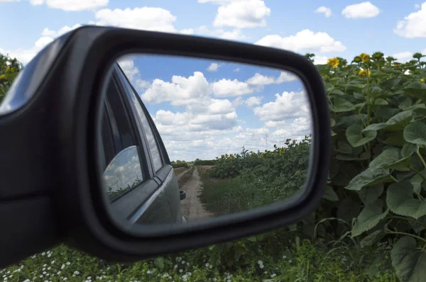 Une Vue Dans Rétroviseur Latéral Miroir Voiture Arrière Reflet Route — Photo