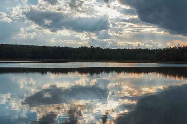 Hermoso Lago Espejo Con Cielo Azul Nublado —  Fotos de Stock