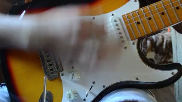 Junge Spielt Gitarre Aus Nächster Nähe — Stockvideo