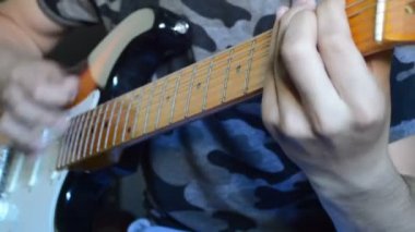 Genç çocuk oyun elektrik gitar yakın çekim