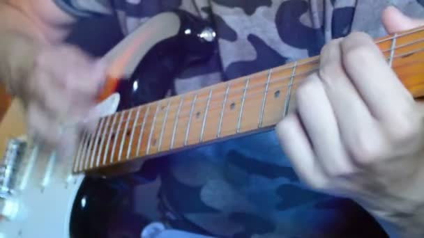 Niño Tocando Guitarra Eléctrica Cerca — Vídeo de stock