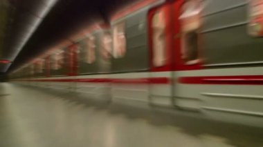Metro treninin Yeraltı Metro İstasyonu, hareket bulanıklığı için gelen yolcular ile 