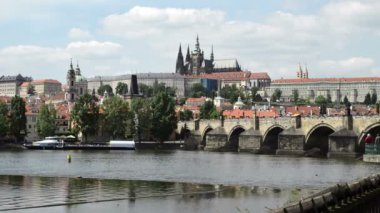 Prague, Çek Cumhuriyeti - 22 Mayıs 2015: turist geçiş Charles Köprüsü, Çek Cumhuriyeti'nde ünlü cazibe