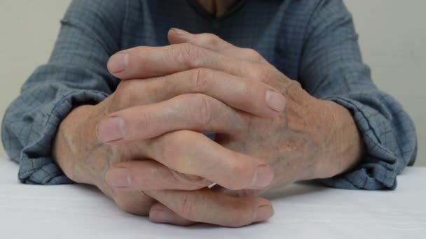 Mujer Mayor Está Cogida Mano Una Mesa — Vídeo de stock