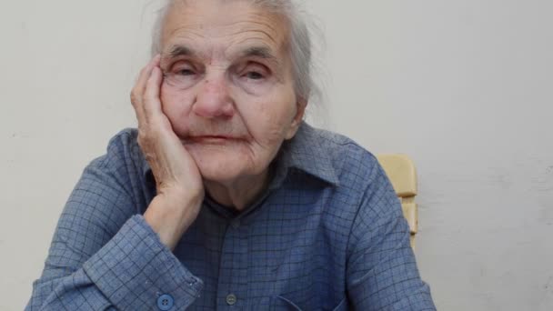 Ensam Senior Kvinna Tänka Förflutnan — Stockvideo