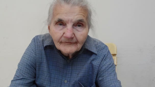 Ηλικιωμένη Γυναίκα Που Ανησυχούν Για Μέλλον — Αρχείο Βίντεο