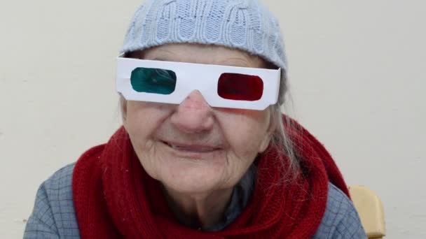 Mujer Mayor Sorprendida Vistiendo Gato Azul Bufanda Roja Gafas — Vídeo de stock