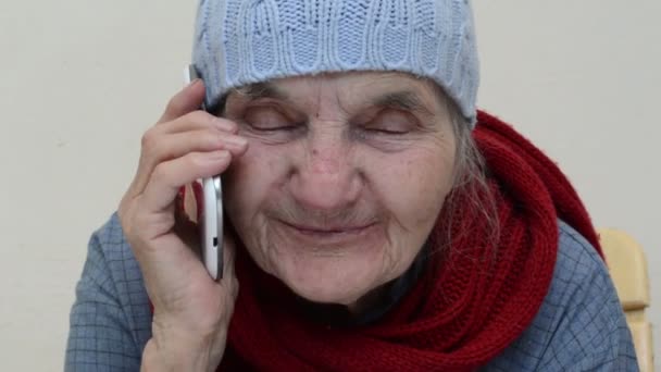 Gelukkig Oma Met Behulp Van Slimme Telefoon — Stockvideo