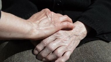 yaşlı bir çift el rahatlatıcı.
