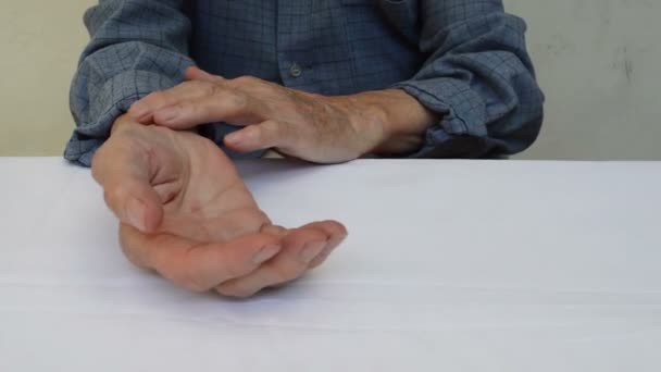 Mão Idosa Medindo Seu Próprio Pulso Braço — Vídeo de Stock