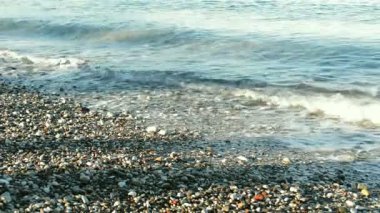 Güneşli dalgalar ile Çakıl Plajı