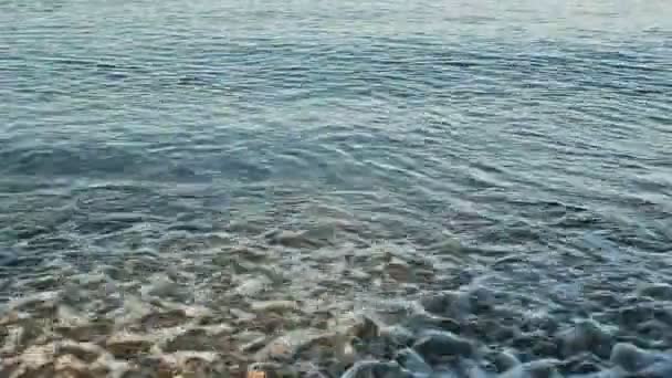 Spiaggia Ghiaia Con Onde Soleggiate — Video Stock