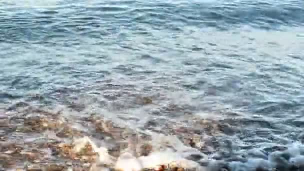 Spiaggia Ghiaia Con Onde Soleggiate — Video Stock