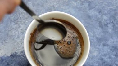 Bir fincan kahve, yakın çekim.