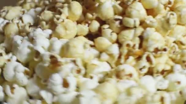 Läckra Popcorn Faller Närbild — Stockvideo