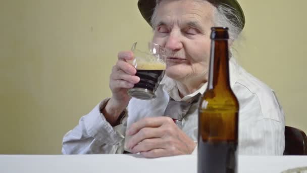 Reife Frau Trinkt Dunkles Bier Trinkt Sie Jeden Tag — Stockvideo