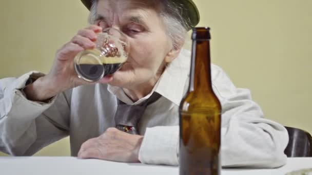 老年妇女因喜忧参半而醉酒的肖像 — 图库视频影像