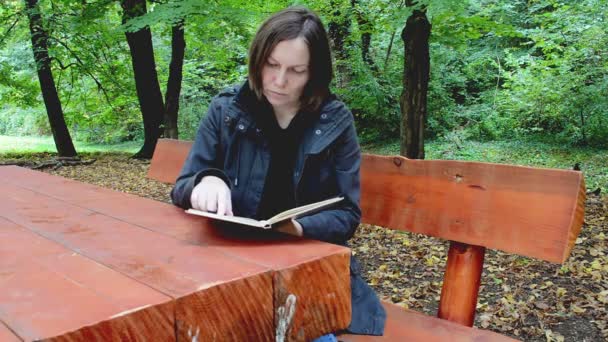 Mujer Bonita Leyendo Libro Parque — Vídeos de Stock