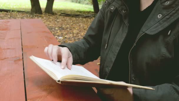 Leggere Libro Nel Parco — Video Stock