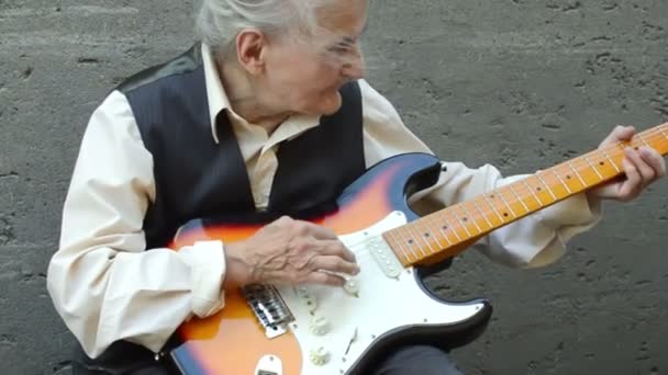 Anciana Tocando Guitarra Eléctrica — Vídeo de stock