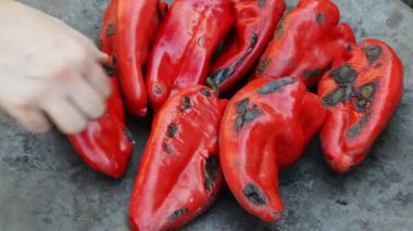 Barbekü üzerine közlenmiş kırmızı biber