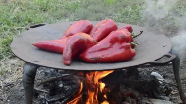 Barbekü üzerine közlenmiş kırmızı biber