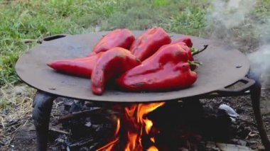Barbekü üzerine közlenmiş kırmızı biber