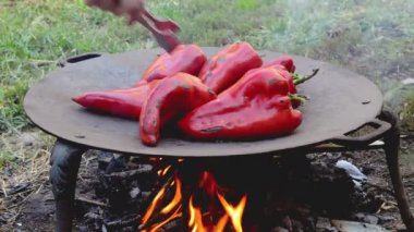 Barbekü üzerine közlenmiş kırmızı biber