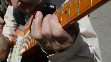 Yaşlı Müzisyen elektro gitar çalmak.