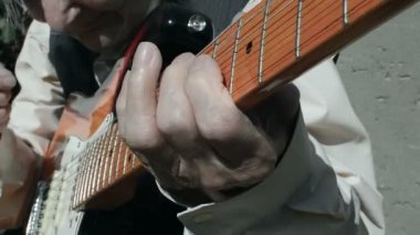Yaşlı Müzisyen elektro gitar çalmak.