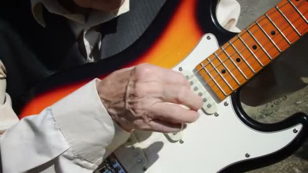 老人的音乐家演奏电吉他 — 图库视频影像