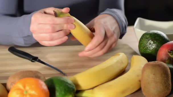 Καθιστώντας Την Τέλεια Μπανάνα Φρουτοσαλάτα — Αρχείο Βίντεο