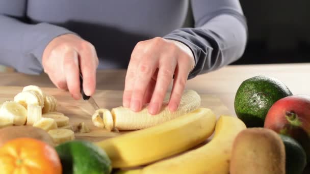 完璧なバナナのフルーツ サラダを作る — ストック動画