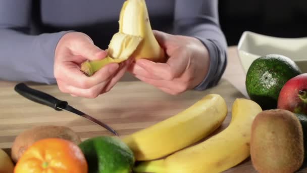 制作完美的香蕉水果沙拉 — 图库视频影像
