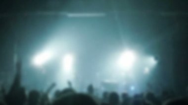 İnsanlar elleriyle dans. Konser kalabalık.
