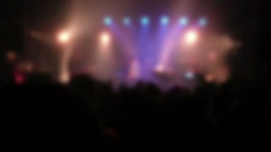İnsanlar elleriyle dans. Konser kalabalık.