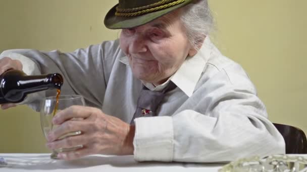 Cinemagraph Ηλικιωμένη Γυναίκα Ανοίγει Μπουκάλι Μαύρη Μπύρα She Ποτό Όπως — Αρχείο Βίντεο