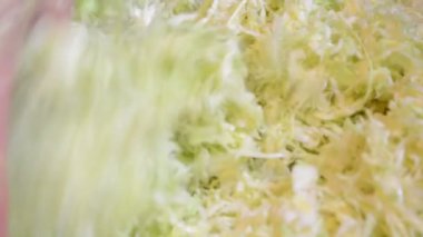 Lahana salatası için biber ile karıştırma