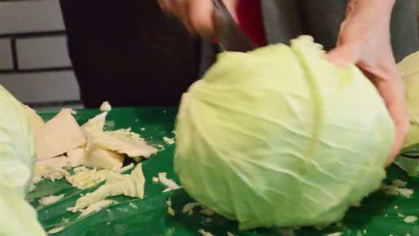 Kål Skär Med Kniv För Sallad — Stockvideo