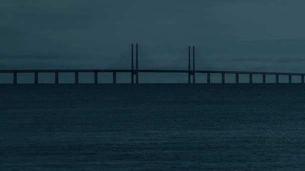 晚上奥雷松德大桥的景色 连接瑞典和丹麦的桥 — 图库视频影像