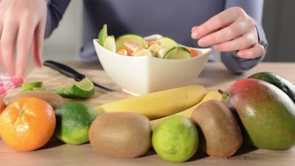 Fazendo Salada Frutas Perfeita Com Limão — Vídeo de Stock