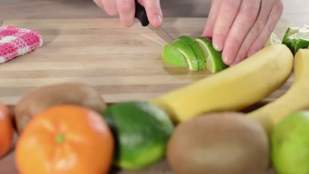 Mulher Cortando Limão Fazendo Salada Frutas Perfeita Tábua Corte — Vídeo de Stock