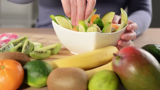 Den Perfekten Obstsalat Zubereiten — Stockvideo