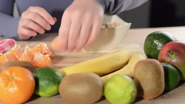 完璧なフルーツ サラダを作る — ストック動画