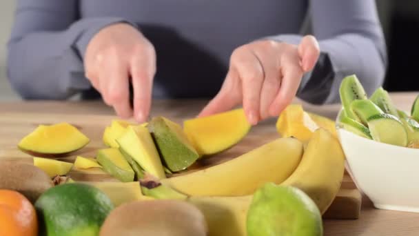 Hacer Ensalada Frutas Perfecta — Vídeos de Stock