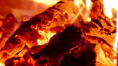 şöminede yanan günlükleri