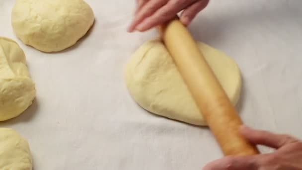 Pâte Avec Rouleau Pâtisserie Sur Table Bois — Video